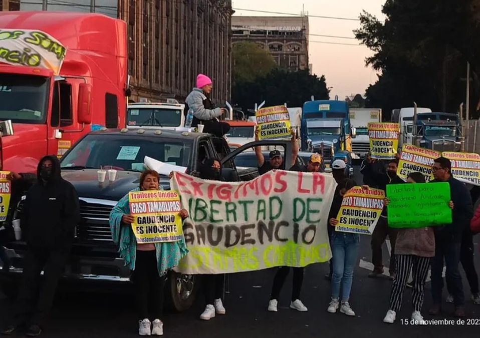 Traileros bloquean San Antonio Abad en CdMx; piden liberación de Gaudencio Andrade