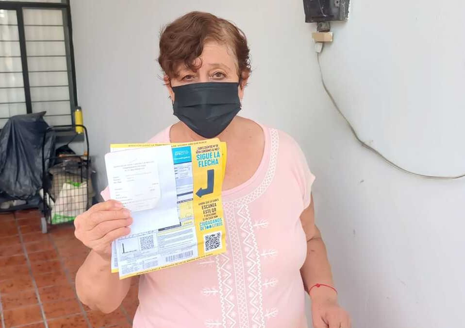Mujer denuncia recibo de 36 mil pesos / Fabricio Gallegos