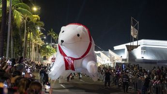 La Caravana Coca-Cola ha sido tomada como un referente del inicio de las fiestas navideñas. | Cuartoscuro