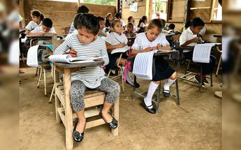 Niños estudiando en un salón de clases / Especial