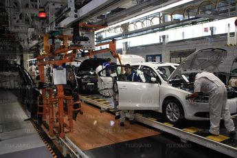 Trabajadores al interior de la planta automotriz de Volkswagen en Puebla / Andrés Lobato