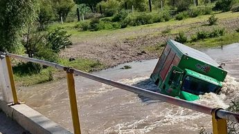 Cae camión de AGA al Río Laja | Redes sociales 'Jmt Andy VI'