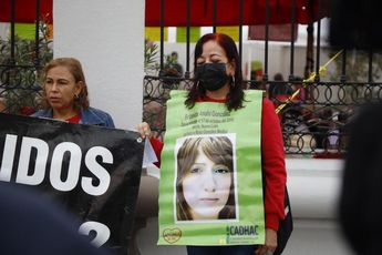 Personas piden por sus familiares desaparecidos. | Jorge López