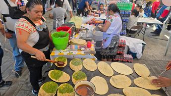 La dinámica estrella de la feria: al comprar tu refresco por este precio, recibes dos deliciosas memelas recién hechas | Es Imagen