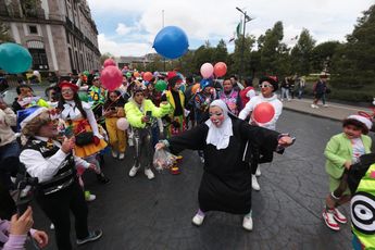 Payasos en el centro de Toluca. (Especial)