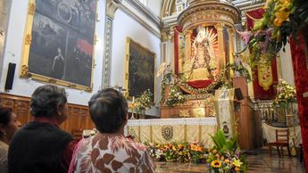 Personas visitan a la Virgen del Carmen el en el templo en Puebla el 16 de julio | Agencia Es Imagen