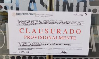 Documentación pegada al experior de los casinos. / Alexandra Amao.