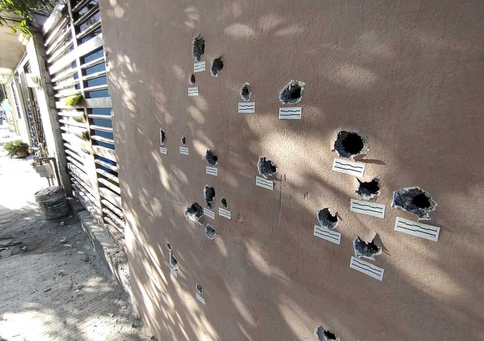 La fachada de una casa en Escobedo con impacto de bala de armas de alto poder. | Agustín Martínez