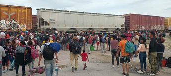 Migrantes y elementos del INM protagonizan enfrentamiento en Gómez Palacio