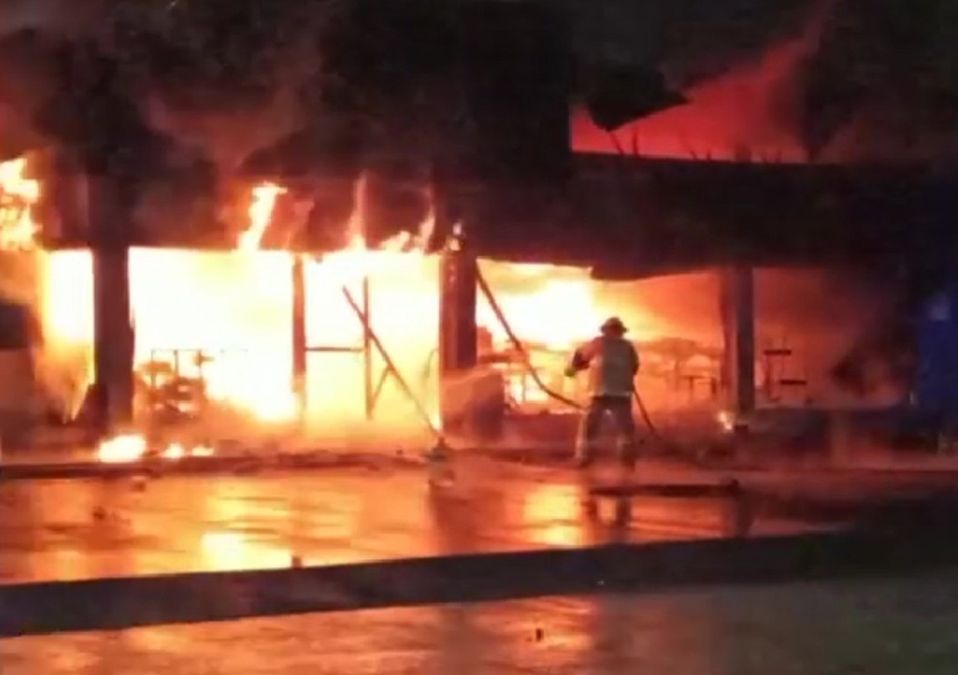 Incendian tienda Oxxo en León / Especial