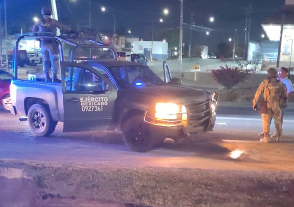 Tras el fuerte choque, el automóvil afectado terminó volcado sobre la vialidad. | Especial