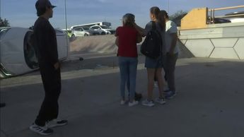 VIDEO | Reportan aparatosa volcadura en el periférico de Torreón; joven mujer presenta crisis nerviosa