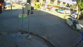 Hombre es atropellado mientras cruzaba la calle en San Pedro; iba distraído en el celular