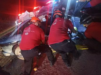 Elementos de Protección Civil realizaron el rescate de los lesionados. | Cortesía