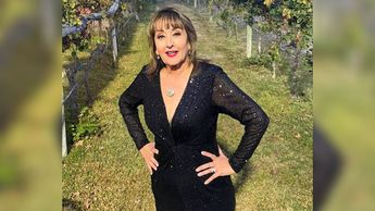 María Julia con vestido negro de noche