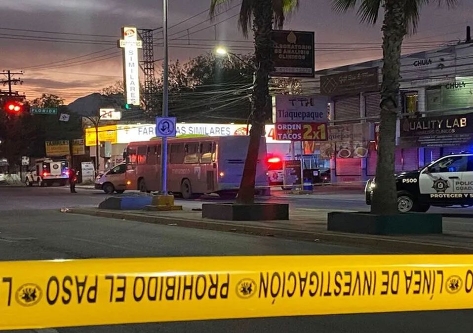 Balean a hombre a bordo de camión urbano en Guadalupe