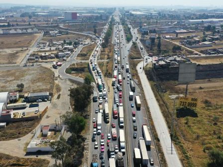 Vista del tráfico en la Autopista México-Puebla con toma de dron / Es Imagen
