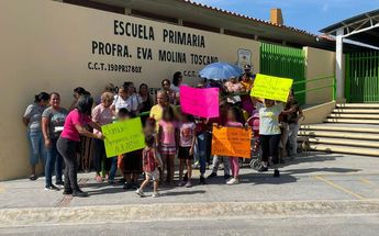 Manifestación de madres de familia y alumnos. | Marcela Cuevas