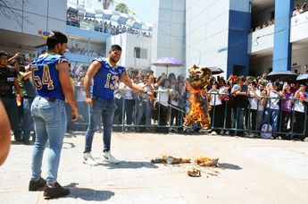 Auténticos Tigres en la quema del borrego