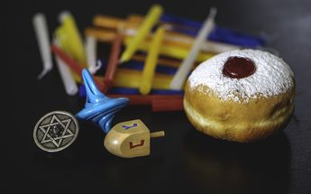 La comida frita y los juegos de mesa son esenciales en el Hanukkah / Pixabay