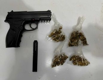 Arma y droga decomisada al hombre detenido en Guadalupe. | Cortesía