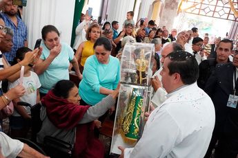 Los fieles siguen manifestando un profundo cariño a la imagen que desde años ha protegido a Jalisco. | Fb: Peregrino Zapopano
