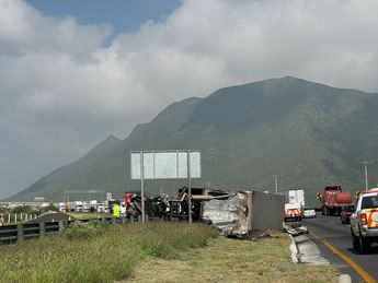 Un tráiler volcó sobre la Carretera Monterrey-Saltillo. | Martín Ocañas