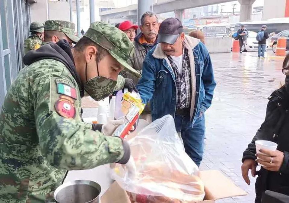 Ejército reparte pan y café en Central de Autobuses de Monterrey ante bajas temperaturas