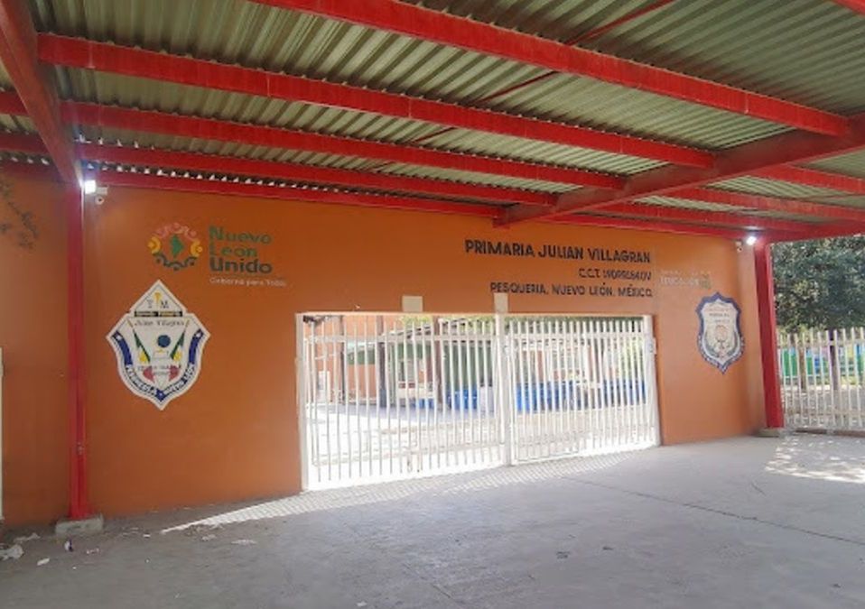 Elementos de seguridad acudieron a la primaria en la colonia Valle de Santa María tras el reporte de un objeto sospechoso. | Especial