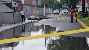 Aparece un socavón de 10 metros en avenida López Mateos en Zapopan. | Alan Castellanos