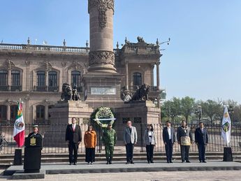 La administración del Estado se dio cita en el Monumento de Benito Juárez frente al Palacio de Gobierno. | Víctor González Garza
