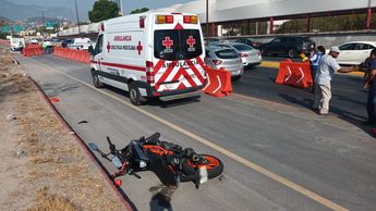 La moto del lesionado quedó tirada sobre la carpeta asfáltica. | Fabricio Gallegos