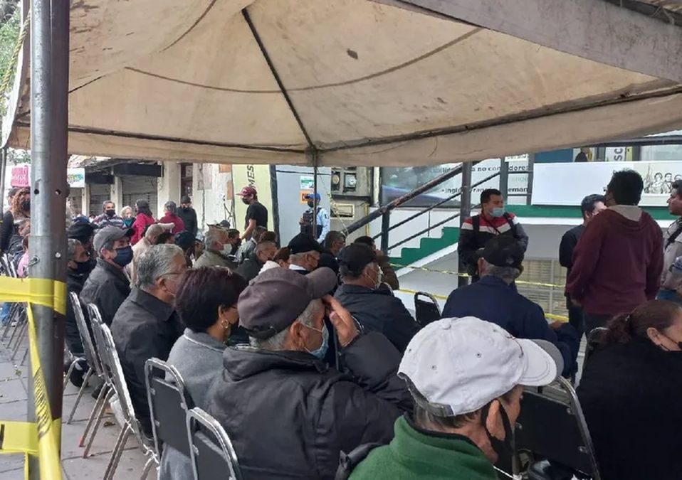 Por cobro de pensión Bienestar en Monterrey, la afluencia en el Banco es alta