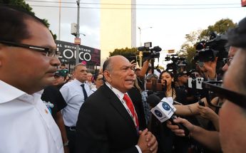 Antonio Pérez Garibay, padre de 'Checo' Pérez, llegando al tercer debate presidencial / Javier Ríos