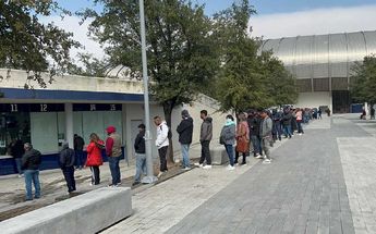 Afición Rayada haciendo fila en taquillas del estadio
