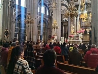Desde temprana hora decenas de fieles acudieron a la catedral poblana para ofrecer una oración de agradecimiento / Nancy Camacho
