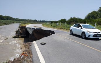 Lluvias en Nuevo León derrumban carretera en Cadereyta | Agustín Martínez