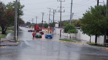 Cierran avenida Parque Industrial en Apodaca; hay 3 vehículos atrapados / Leyda Estrada