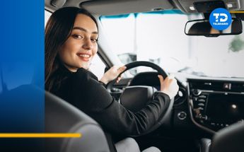 Mujer conduciendo un automóvil / Freepik
