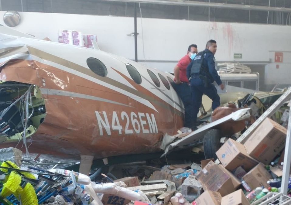 Cae avión un supermercado Bodega Aurrera en la colonia Pueblo viejo del municipio de Temixco/@CarlosZuñiga