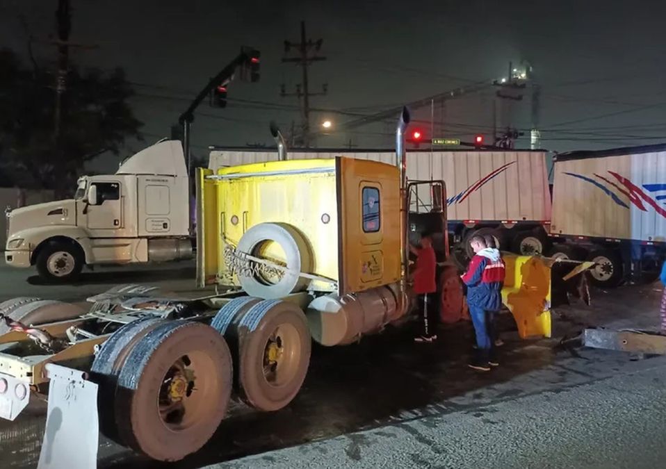 Choque entre tráileres deja una persona lesionada en avenida Ruiz Cortines