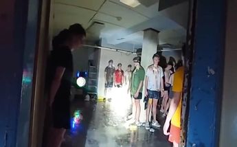 Los estudiantes permanecían parados al interior del sótano de una vivienda.