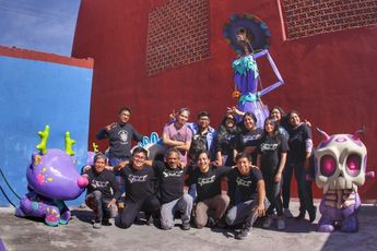 Artistas de 'Me Lleva la Huesuda' muestran algunas de sus esculturas / Melanie Torres