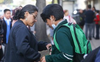 Para desearles éxito y que siempre vayan protegidos, los padres les dan la conocida bendición a sus hijos | Araceli López