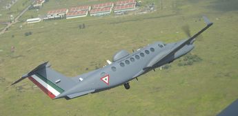 El avión King Air 350i fue acondicionado por la Sedena para 'bombardear' las nubes.