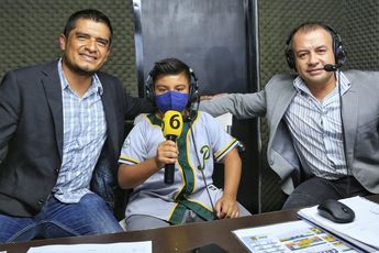 Mateo Segura junto a Miguel Ángel Bird, cronista oficial de Pericos de Puebla / Andrés Lobato