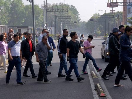 Al salir de los edificios, las personas se colocan en puntos de reunión | Cuartoscuro