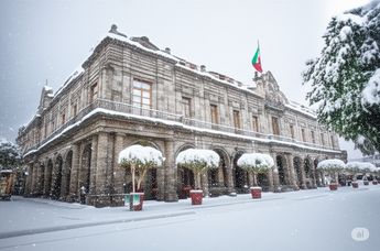 Palacio de Gobierno de Guadalajara bajo la nieve | ChatGPT