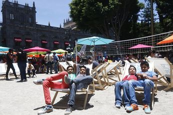 Playa artificial en el Zócalo de Puebla | Agencia Enfoque