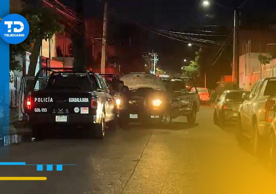 Vehículos de la Policía de Guadalajara a las afueras del domicilio donde ocurrieron los hechos | Telediario